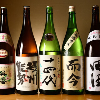 以精选的日本各地的当地酒为首，准备了各种适合料理的酒。