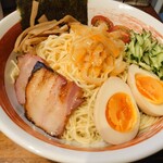 麺屋 悠 - 麺は見るからに、冷やし中華のようだ。
      焼豚（豚バラ、豚肩ロース）クラゲ、メンマ、プチトマト、キュウリ、海苔が乗り、涼を誘う。