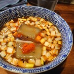 麺屋 悠 - ねぎがたっぷり。煮干し出汁の氷が浮かぶ。
      唐辛子の辛さは、半端ない！