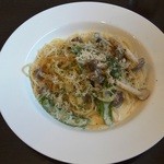 デイリー - 5月26日　Ｃランチ　キノコとサヤエンドウのクリームソースパスタ
