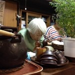 武蔵屋 - 女将さんが黙々と調理されています