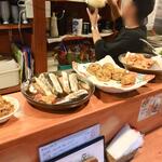 日の丸や - カウンターにずらりと並ぶ美味しそうなおばんざい