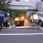 オオハラ エ シーアイイー - 店の入り口　階段を降りた半地下