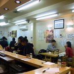 Tenshichi - 店内の雰囲気です。 入口付近のカウンター席から奥を撮っています。 カウンターは、Ｌ字型になっています。 カウンターの中は調理場となっています。