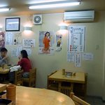 Tenshichi - そして、カウンターの後ろがテーブル席となっています。 綺麗な店内で居心地も良かったですよ。