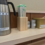 そばの神田 東一屋 - コンディメンツ。　
      割り箸が個包装に変わった。
      これも御時世ゆえの変化か。