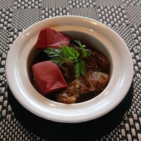 鉄板焼おおみ - 牛すじと赤こんにゃくの煮込み