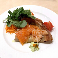 セ シュエット - 前菜 Entree 
                    ノルウェーサーモンのマリネ
                    グレープフルーツのバニラの風味
                    自家製そば粉のガレット
                    レフォールとディルのソースで 