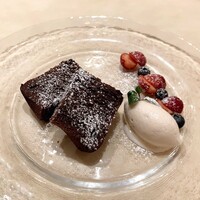 セ シュエット - デザート Dessert 
                      ガトーショコラ牛乳アイス　シナモン風味添え