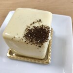 パティスリー イーズ - 生菓子3種セットA：ショートケーキ（山葵 苺）、ティラミス（コーヒー アマゾンカカオ）、アマゾンカカオのシュークリーム（アマゾンカカオ ラズベリー）