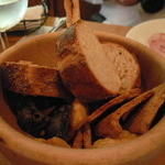 三輪亭 - パンの盛合せ。暖かいです。