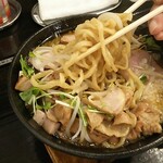 らぁ麺 ゆら吉 - 魚介ガッツリらぁ麺・男気盛り1,100円　麺リフト