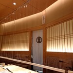 鮨 さいとう - 感染防止対策の透明のビニールカーテンがワイヤーを使って設置させていました