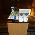 鮨 さいとう - 入口にセッティングされたアルコール消毒液