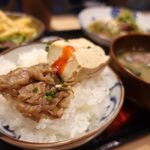 かどはち 燻 - 牛スジ肉豆腐　650円（ご飯大盛り無料）
