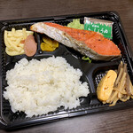 Yakitori Miki - 紅鮭塩焼き弁当(¥500)
                        厚切りで骨付きの紅鮭も食べ応え十分！