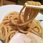 松戸富田麺業 - 独特の色と風味の太麺