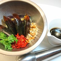 蒸し茄子とピータンの黒酢ソース掛け