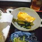 Tenkou - 小鉢！卵焼きはキメが粗く炒り卵を固めた感じが私好みです。