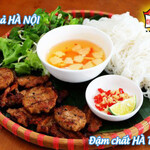 河内特产：猪肉丸和米粉沾面“Bun Cha”