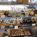 パン工房 ブランジェリーケン - ある日の店内。前日（火曜）の下田流の品もチラホラ。