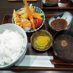 Suteki Tsukumo - ごはん（キヌヒカリ）、サラダ、味噌汁、タレ、つけもの