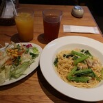 ラ・パウザ - ランチ日替わりパスタセット(アサリと小松菜の和風) 700円、ミニサラダ 100円