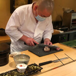 登喜和鮨 - 佐渡産黒鮪砂ズリ藁タタキを切る