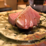 登喜和鮨 - 佐渡産黒鮪砂ズリ藁タタキ