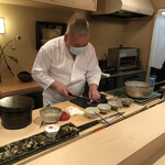 登喜和鮨 - 新潟淡島産真烏賊の煮詰を切る