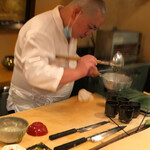 登喜和鮨 - 出汁に真剣な眼差し