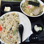 久美食堂 - ②先ずは１/４完食。この時点でランチ終了でも不満のない程度の腹具合。