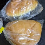 マドンナ - 上がクリームパン、下がタマゴサンドパン