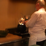 登喜和鮨 - 佐渡産黒鮪砂ズリを藁で炙る