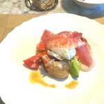 La Brianza - 刻みトリュフの混ざったブッラータチーズのサラダ仕立て。自家製フムスや、ニンジン・玉ねぎのグリル、無農薬ケール、マッシュルームなど盛り合わせ。超豪華で嬉しい、すべておいしい。ブッラータいい香り～