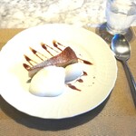 La Brianza - バナナのチーズケーキ、リコッタチーズのエスプーマとリコッタチーズのジェラート添えて。しっとり濃厚なチーズケーキ、ちゃんとバナナも感じられます。さわやかエスプーマやジェラート、カラメルソースも合うわ～