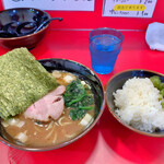 らーめん 谷瀬家 - 半ラーメン＋ライス（550円＋無料）