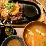 炙り肉寿司 梅田コマツバラファーム - お味噌汁おかわり自由。
