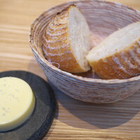 Point - 自家製のパン。めちゃくちゃおいしい。皮がパリッと、パンの身はふわっと甘く。バターはたっぷりと。禁断のおいしさ。