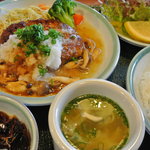 軽食・喫茶ノマド - ハンバーグ定食（サラダ、スープ、ハンバーグ、ライス、漬物、ミニデザート）