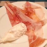 トラットリア マッコ - プーリア産ブラッティーナチーズと生ハム