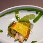 プレゼンテ スギ - 2020.6 伊勢海老（佐倉の藁で炙った伊勢海老、イタリアンパセリをパコジェットしたクレープ、銚子キャベツ、ナスタチウムの花）