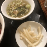 台湾家庭料理 めめ - ルーロー飯に付いてくるスープと漬物