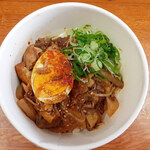 Shinsenhorumonsambikuya - 「特製煮込み丼」（並盛、600円）