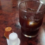 鴻運餃子館 - サービスのアイスコーヒー