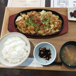 Oshokujidokoroakanaya - 牛ホルモン鉄板焼定食