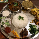 ダルバート食堂 - タカリダルバート骨付き山羊肉アップ