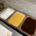 とんかつ 大喜 - モンゴル岩塩、辛子ソース、とんかつソース