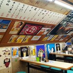 もつやき 登運とん - アーチが残る店内風景