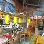 居魚屋　網元 - お店の中は華やか。